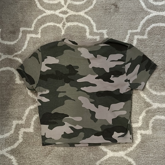 Garage stretchy size medium camo crop tee - Picture 4 of 4